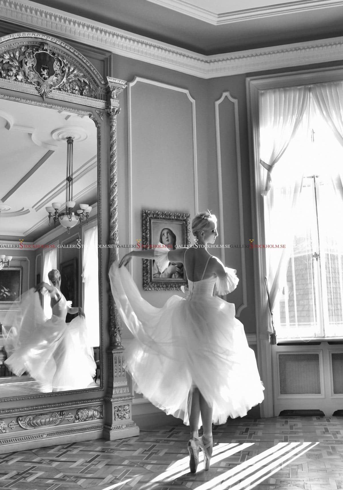 Dmitry Savchenko – Fotokonst – Outlined by the window